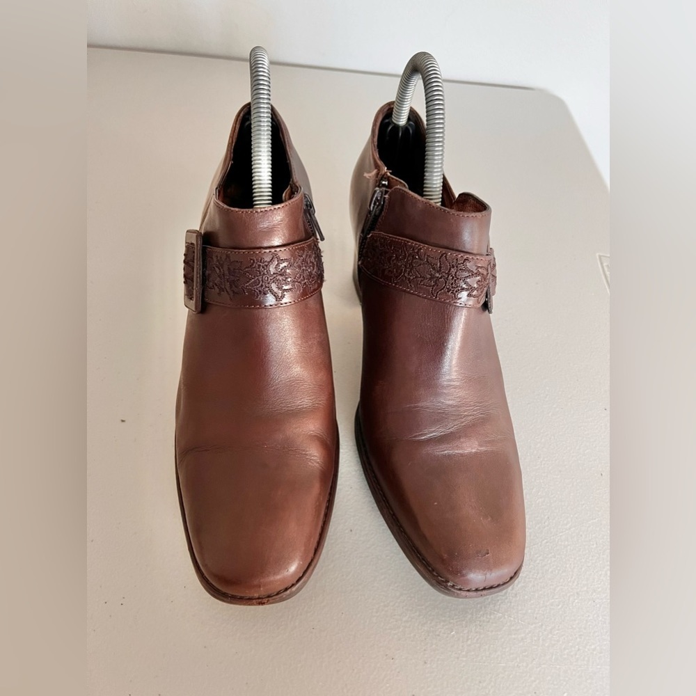 Clarks Artisan Women’s S 7.5 Ankle Boots Size Zip Brown Leather Heel Strap Shoes - Picture 4 of 9
